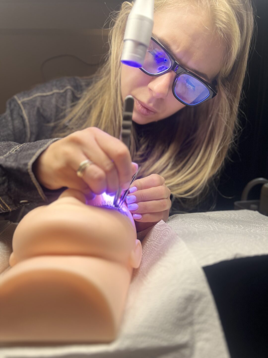 Technologia UV w stylizacji rzęs