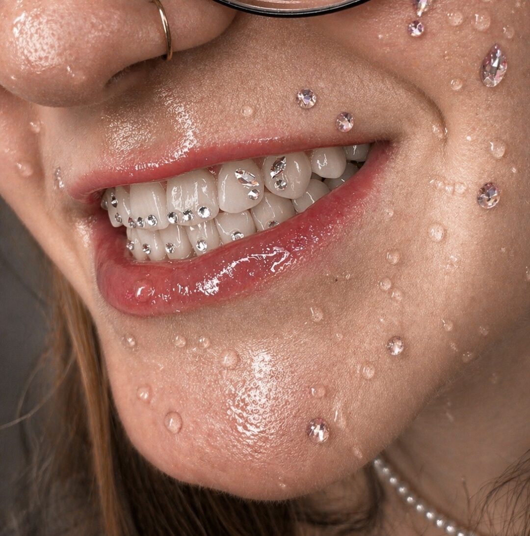 TOOTH GEMS bezpieczna biżuteria nazębna